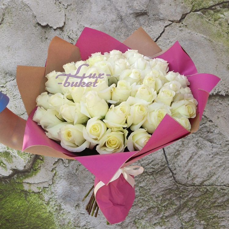 Букет белых роз в розовой упаковке с доставкой в Кисловодске