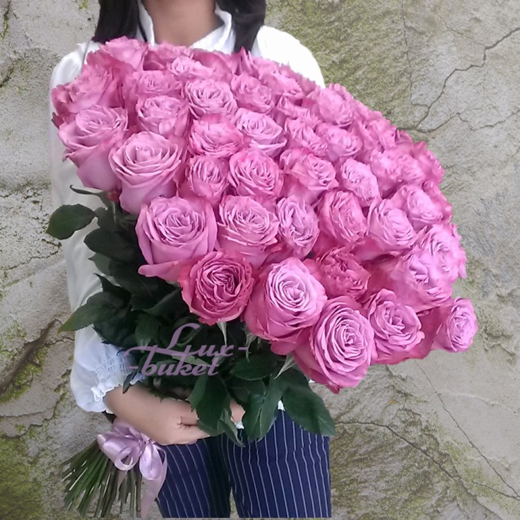 Фиолетовые розы с доставкой в Кисловодске