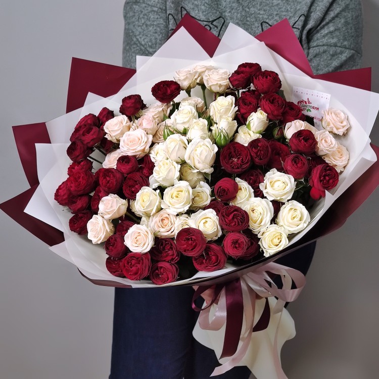 Любимой женщине Эффектный букет кустовых роз с доставкой в Кисловодске