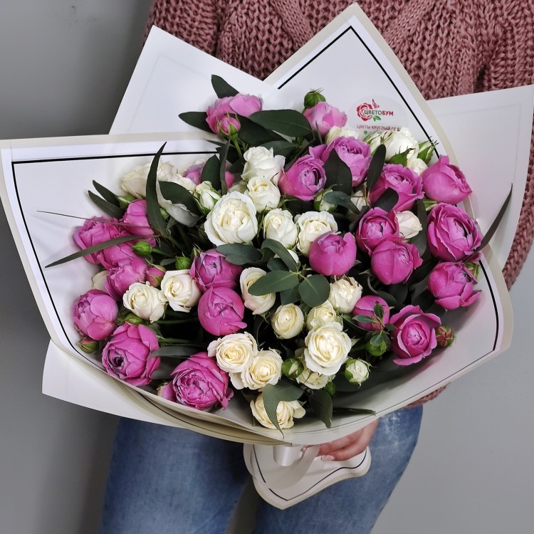 Чувственный букет из розовых пионовидных и белых кустовых роз с эвкалиптом с доставкой в Кисловодске