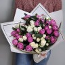 Чувственный букет из розовых пионовидных и белых кустовых роз с эвкалиптом с доставкой в Кисловодске