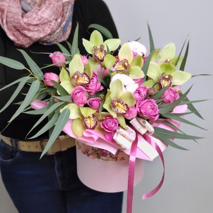 Коробочка с орхидеями и пионовидными розами Аврора 