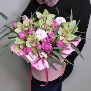 Коробочка с орхидеями и пионовидными розами Аврора