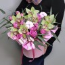 Коробочка с орхидеями и пионовидными розами Аврора с доставкой в Кисловодске