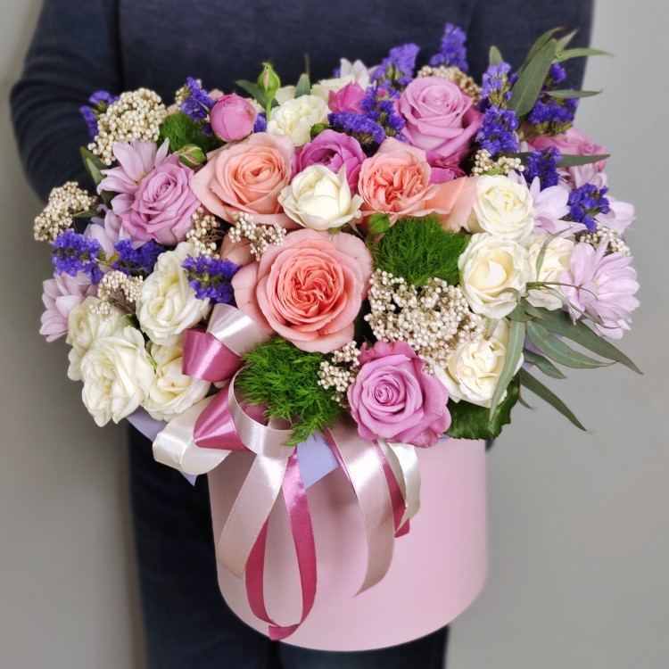 Цветы в шляпной коробке Красотка с доставкой в Кисловодске