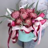 Феличита Чудесные хризантемы в шляпной коробке с доставкой в Кисловодске