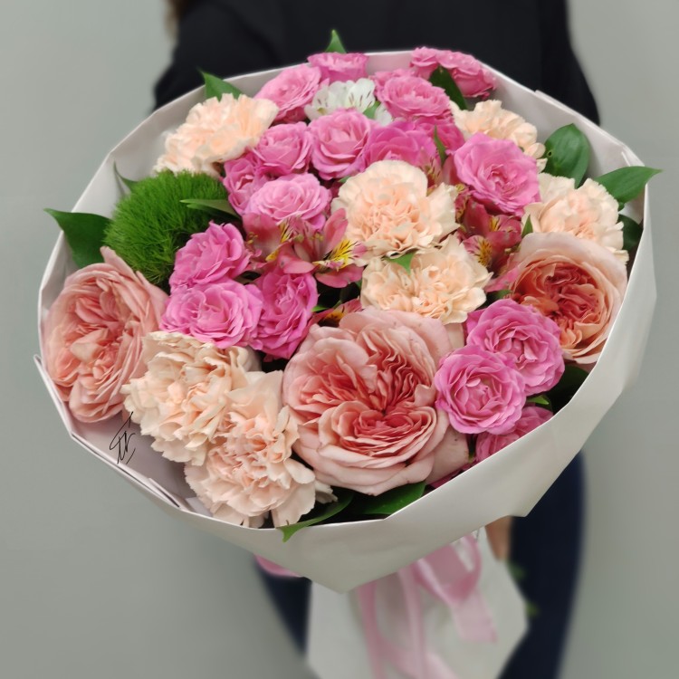 Пленительный образ Букет из роз и диантусов с доставкой в Кисловодске