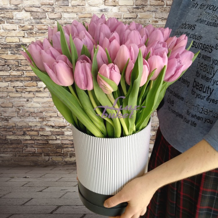 Коробочка лавандовых тюльпанов с доставкой в Кисловодске