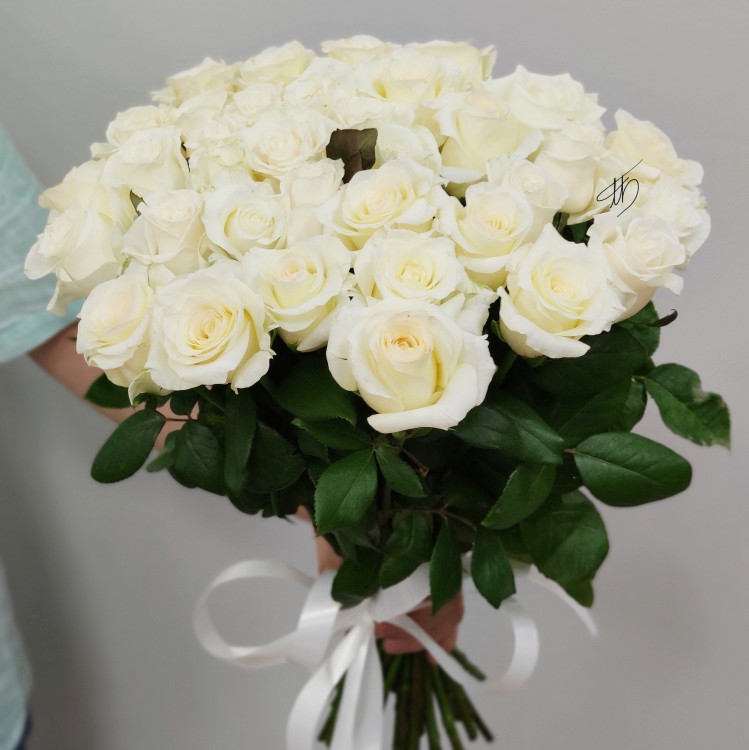 51 белая роза в крафте с доставкой в Кисловодске