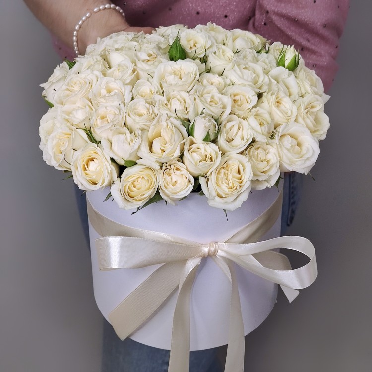 Остров счастья Белые розы в коробке с доставкой в Кисловодске