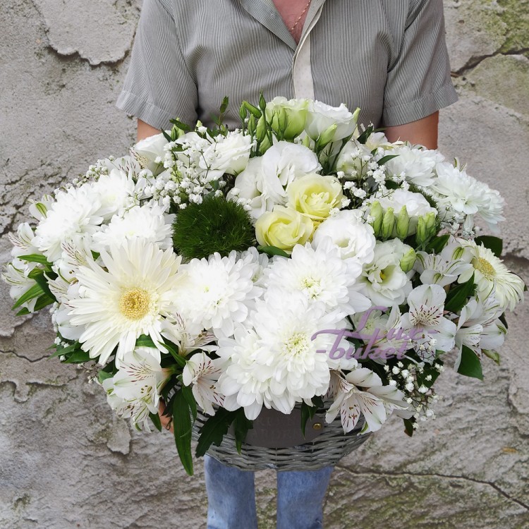 Особый случай Большая корзина белых цветов с доставкой в Кисловодске