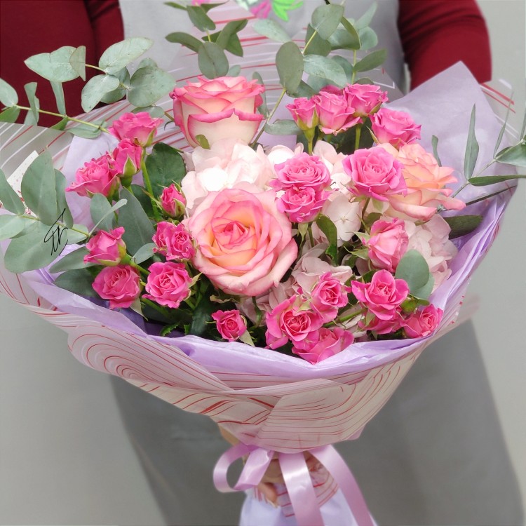 Любимый розовый Букет роз и гортензий с доставкой в Кисловодске