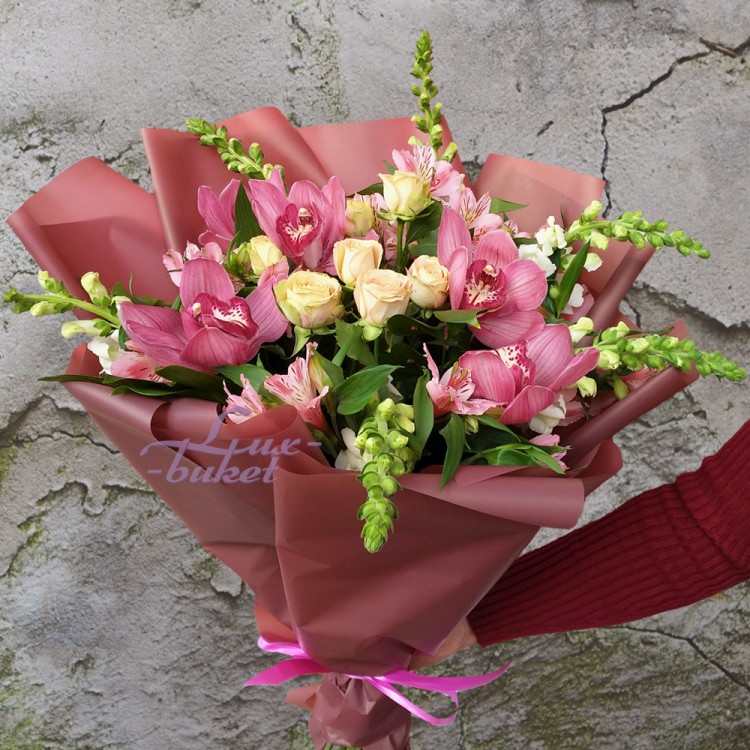 Романтичный букет с орхидеями с доставкой в Кисловодске
