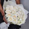 Нежный букет 25 белых роз с доставкой в Кисловодске