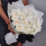 Нежный букет 25 белых роз с доставкой в Кисловодске