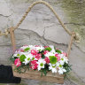 Нарядная полянка Цветы в декоративном ящике с доставкой в Кисловодске