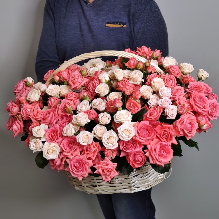 Большая корзина роз Восторг с доставкой в Кисловодске