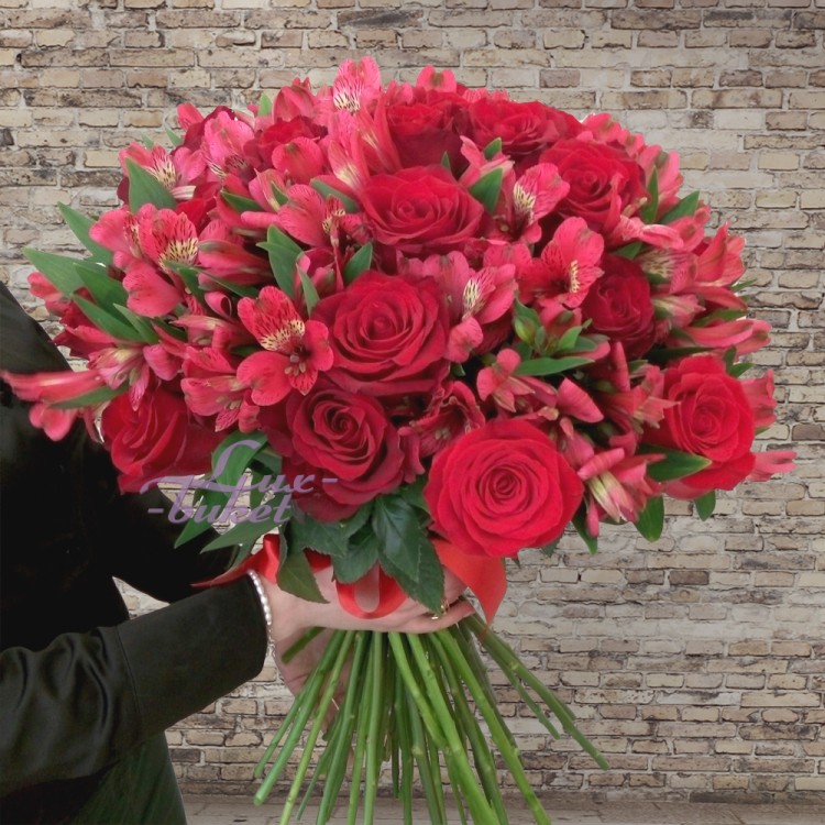 Красный букет из роз и альстромерий Алая заря с доставкой в Кисловодске