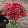 Красный букет из роз и альстромерий Алая заря с доставкой в Кисловодске