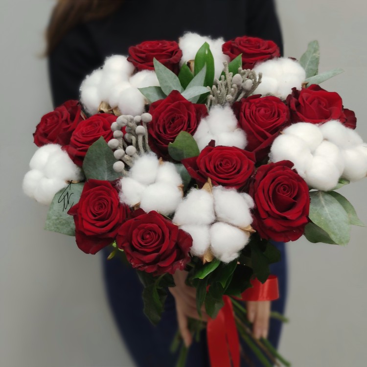 Облака любви Красные розы с хлопком с доставкой в Кисловодске