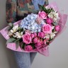 Букет с розами и гортензией  с доставкой в Кисловодске