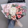 Нежная любовь Гортензии и розы с доставкой в Кисловодске