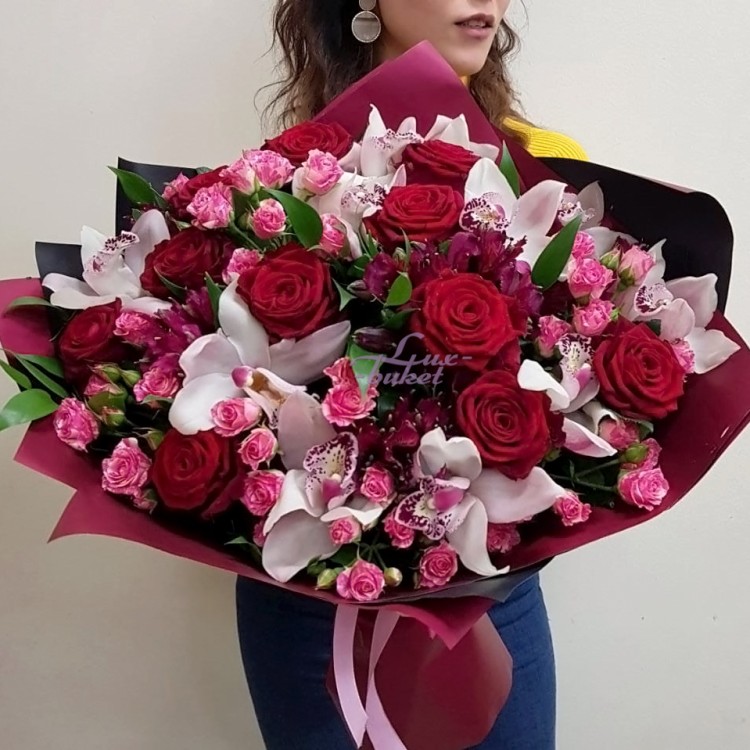 Люблю тебя Большой букет из роз и орхидей с доставкой в Кисловодске