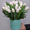 Белые тюльпаны в шляпной коробке с доставкой в Кисловодске