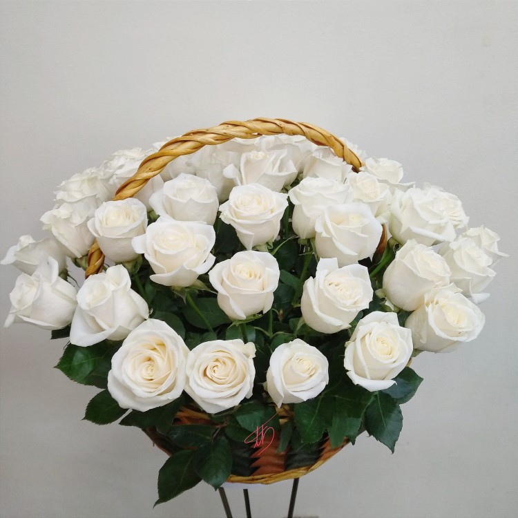 Корзина белых роз премиум с доставкой в Кисловодске