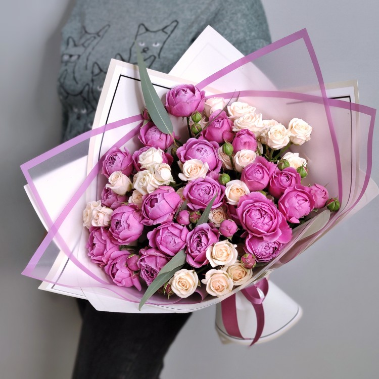 Букет кустовых роз Чаровница с доставкой в Кисловодске