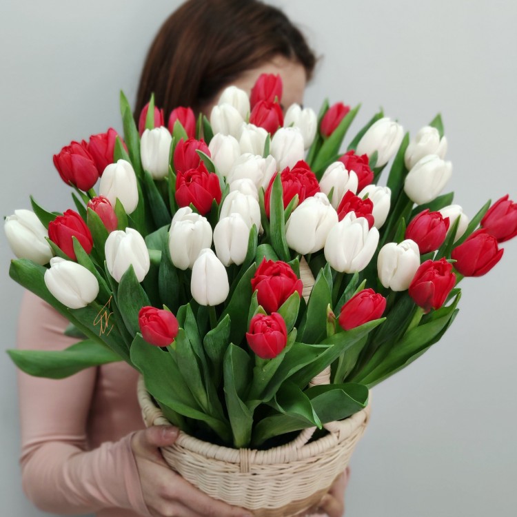 Корзина тюльпанов Радость с доставкой в Кисловодске