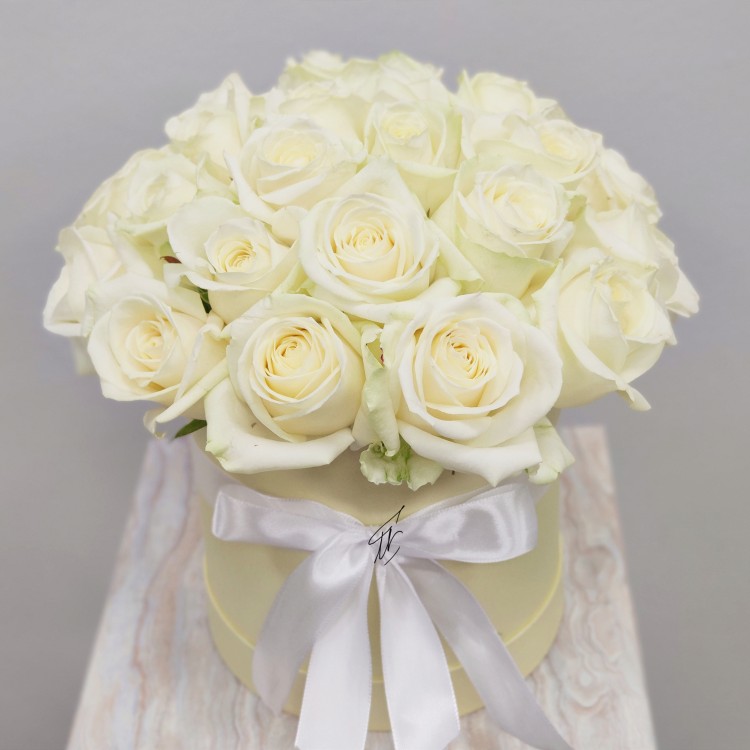 25 белых роз в шляпной коробке с доставкой в Кисловодске