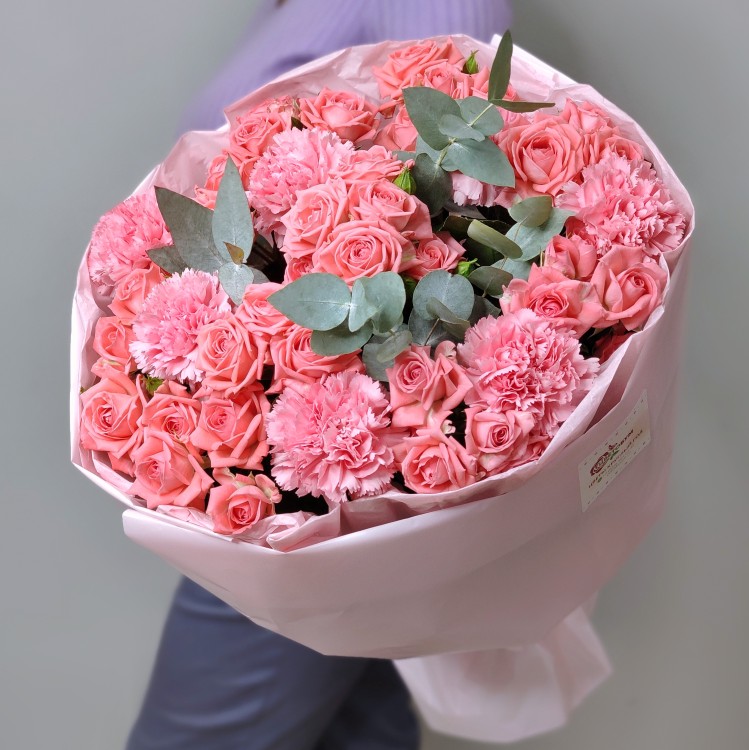 Розовый персик Букет роз и диантусов с доставкой в Кисловодске