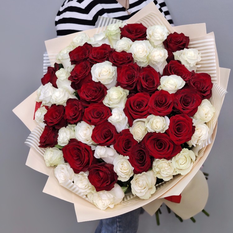 Красные и белые розы премиум с доставкой в Кисловодске