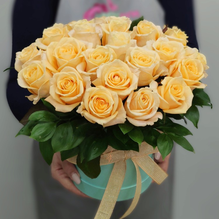 Сладкий нектар Ароматные розы в коробке с доставкой в Кисловодске