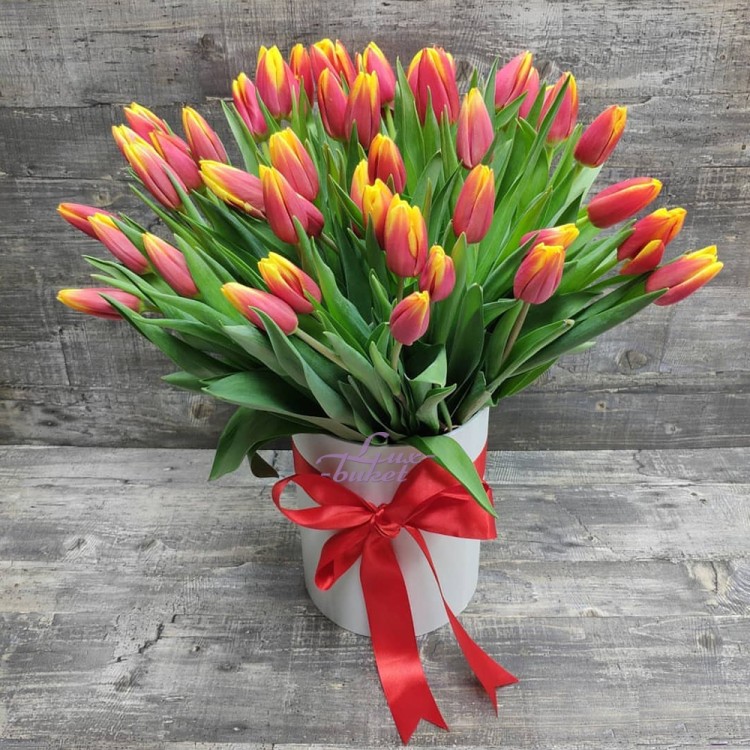 Счастливая любовь Тюльпаны в коробке с доставкой в Кисловодске