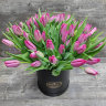 Розовые тюльпаны в шляпной коробке с доставкой в Кисловодске