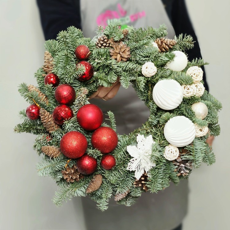 Венок новогодний Рождественский с шариками с доставкой в Кисловодске