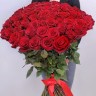 Большой букет высоких красных роз с доставкой в Кисловодске