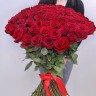 Большой букет высоких красных роз с доставкой в Кисловодске
