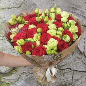 Любовь и счастье Букет из красных роз и эустомы
