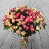 Букет красных и кремовых кустовых роз премиум с доставкой в Кисловодске