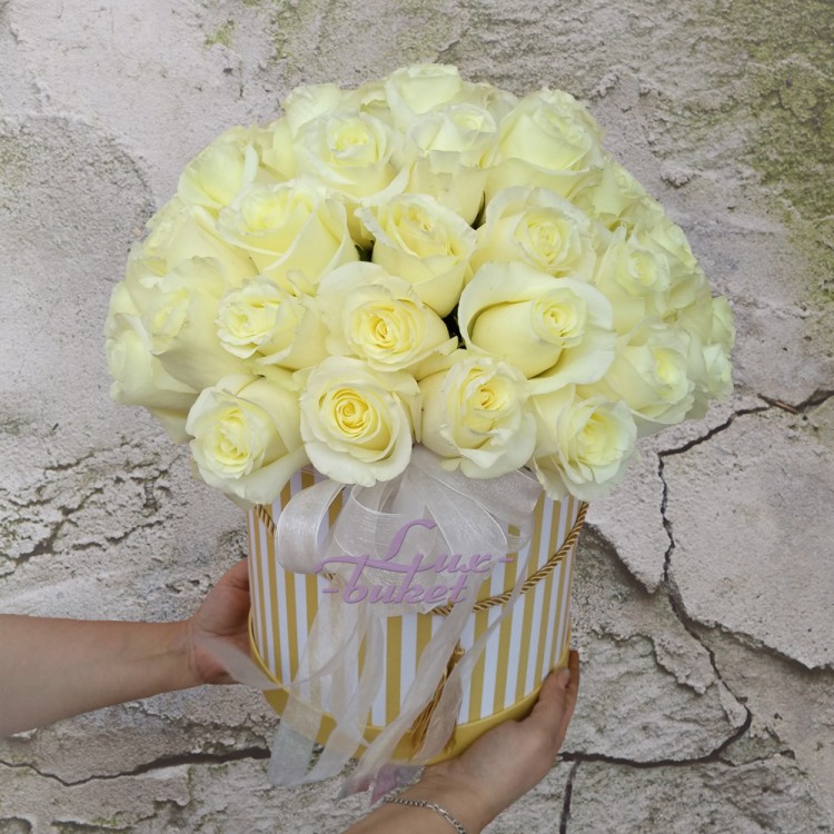 Белые розы в шляпной коробке с доставкой в Кисловодске