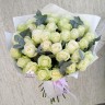 Само очарование Белые розы с эвкалиптом с доставкой в Кисловодске