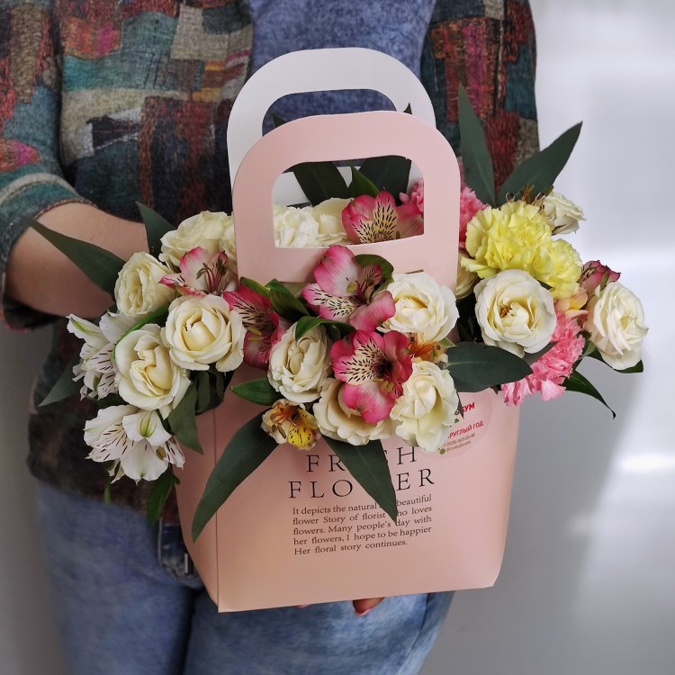 Крафтовая сумочка с цветами Фантазия с доставкой в Кисловодске