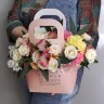 Крафтовая сумочка с цветами Фантазия с доставкой в Кисловодске