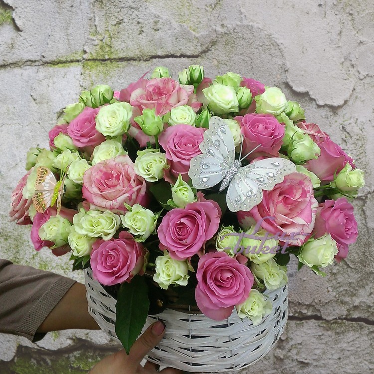 Стильная корзина из розовых и белых роз Очарование с доставкой в Кисловодске