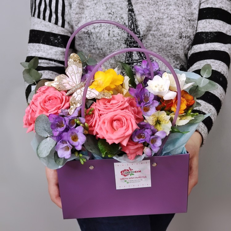 Весенние цветы Сумочка с фрезиями с доставкой в Кисловодске