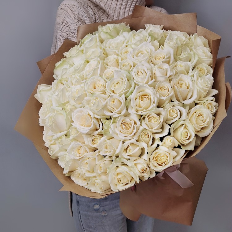 Большой букет белых роз в крафте с доставкой в Кисловодске