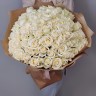 Большой букет белых роз в крафте с доставкой в Кисловодске